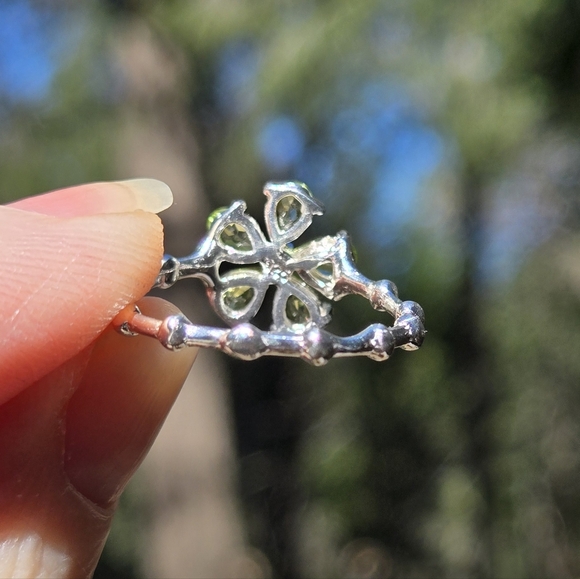 Peridot 5k Sterling Flower Ring Sz8 - Picture 8 of 9